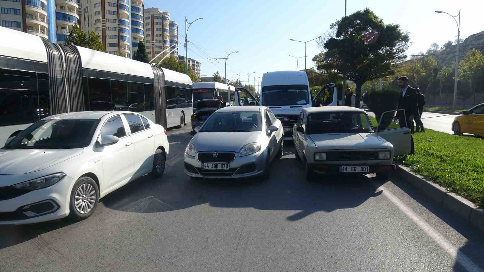 Malatya’da 6 aracın karıştığı kazada 3 kişi yaralandı
