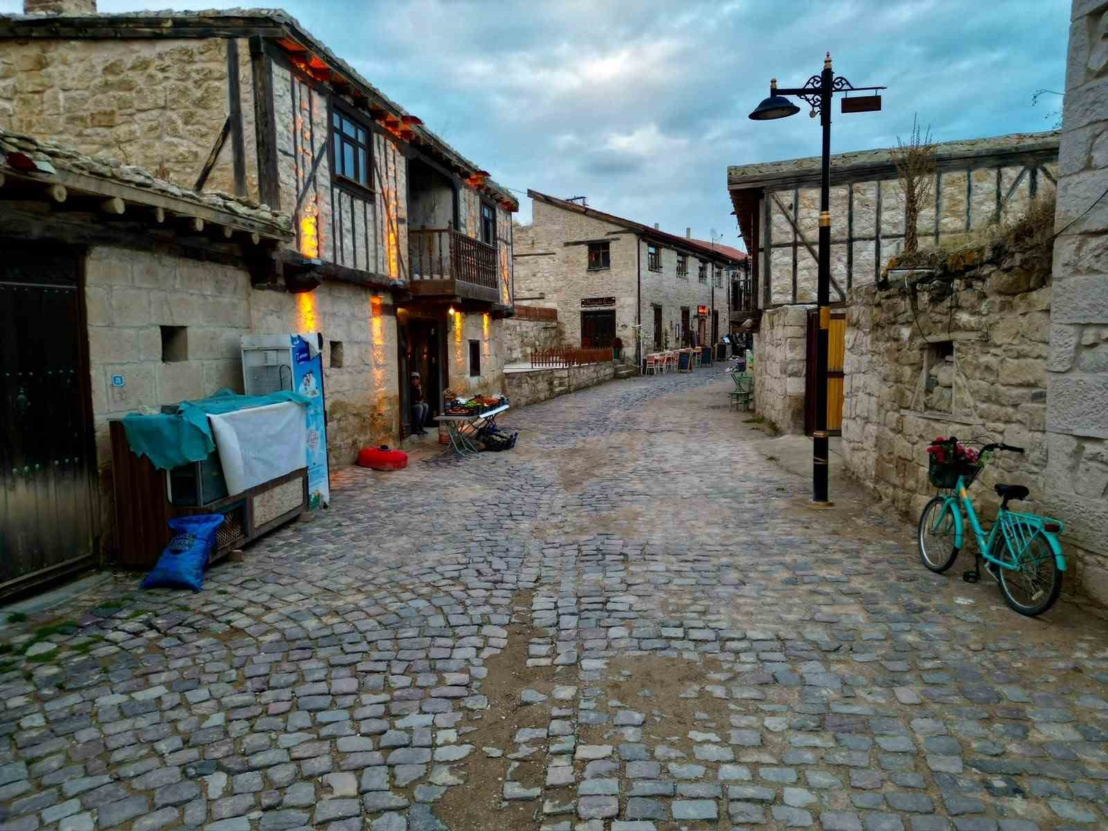 Soğuk havaya rağmen Frig Vadisi’ne ziyaretçi akını