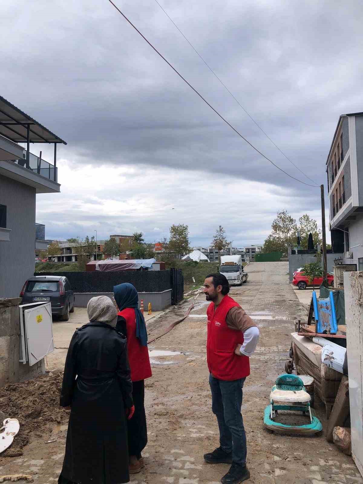 Başiskele’de selden etkilenen ailelere destek ziyareti