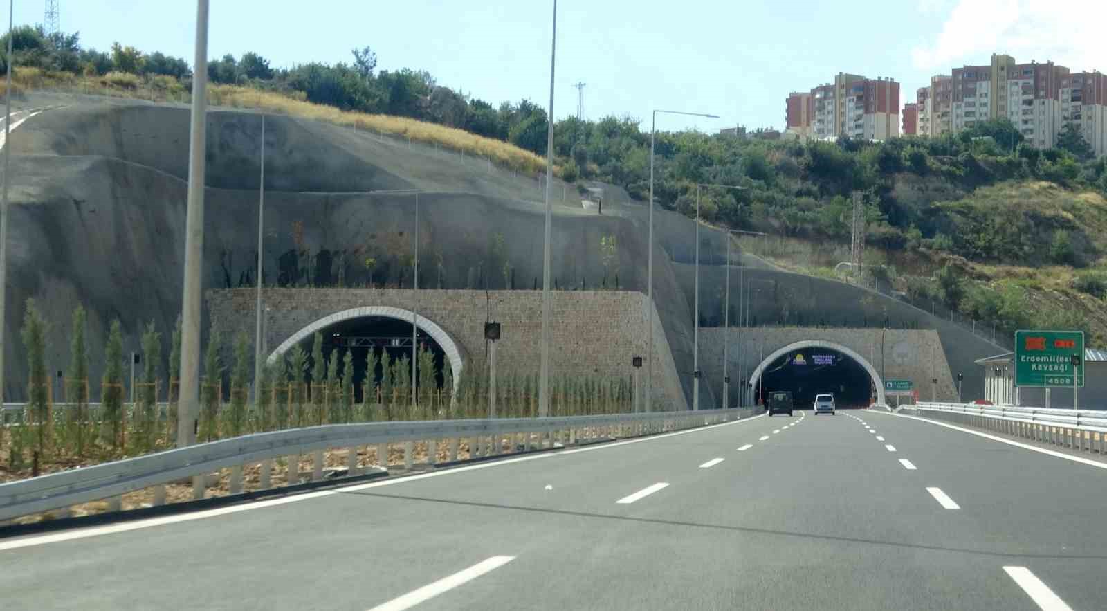 Ulaşıma açılan ’Çeşmeli-Kızkalesi Otoyolu’ndan ilk günde 17 binden fazla araç geçti
