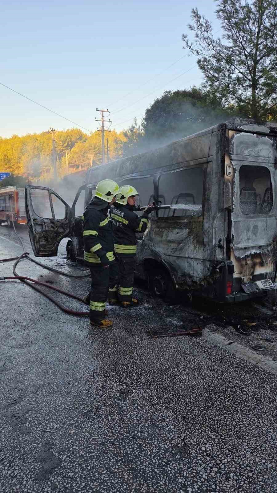 Bodrum’da okul servisi alev alev yandı