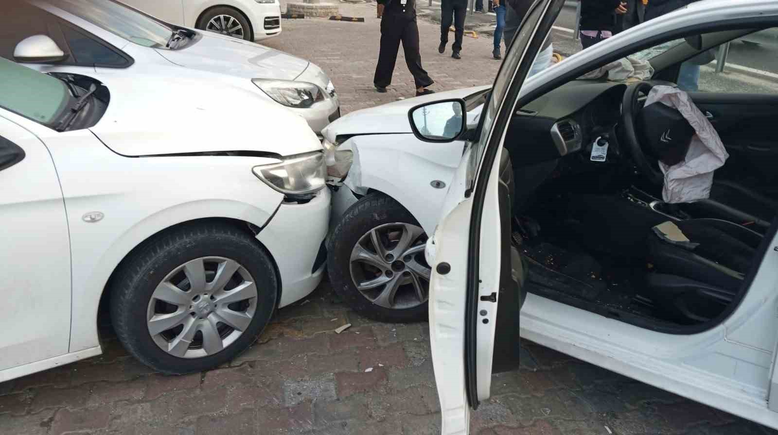 Hastane önünde korkutan çarpışma: Kazaya ilk müdahale hastane personelinden