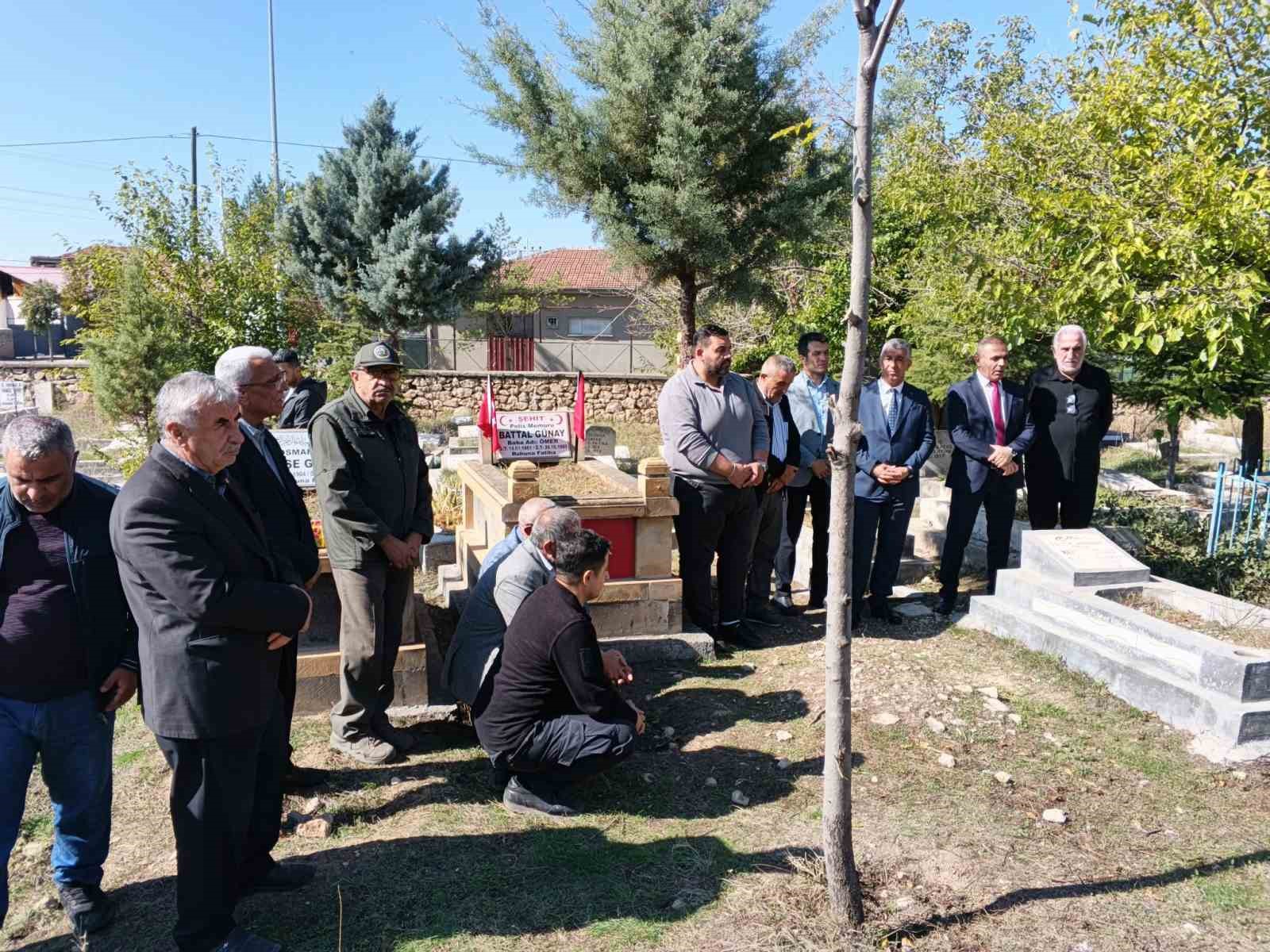 Malatyalı şehit polis Battal Günay kabri başında dualarla anıldı