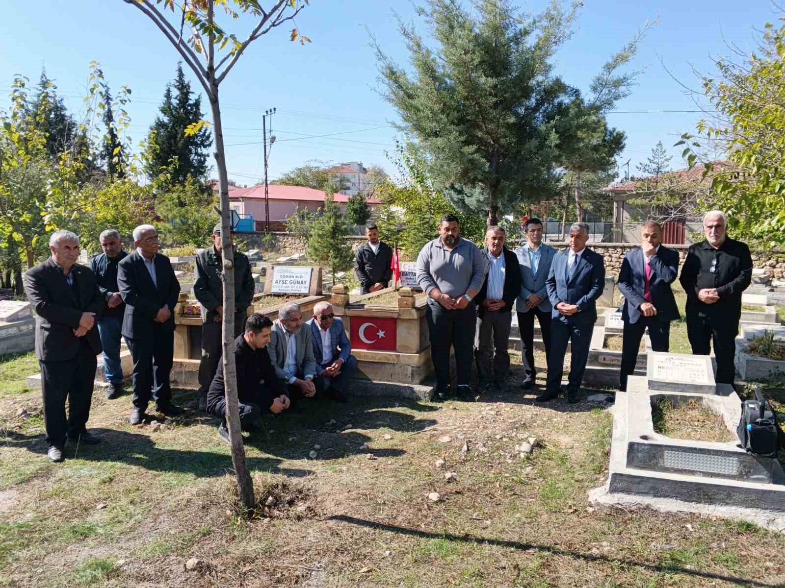 Malatyalı şehit polis Battal Günay kabri başında dualarla anıldı