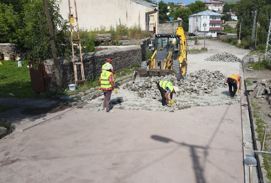 Ardahan’da Mahalle yolları kilit parke taşlarıyla yenileniyor
