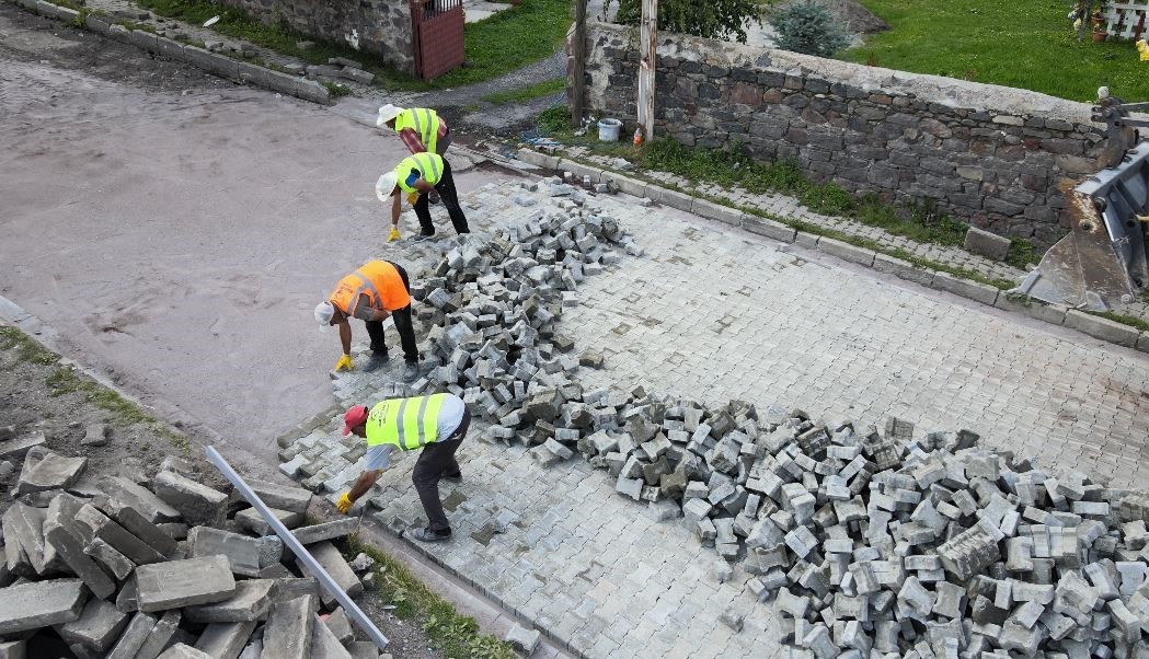 Ardahan’da Mahalle yolları kilit parke taşlarıyla yenileniyor