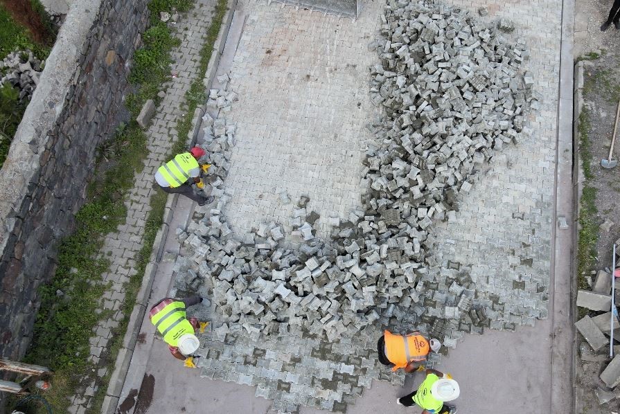 Ardahan’da Mahalle yolları kilit parke taşlarıyla yenileniyor