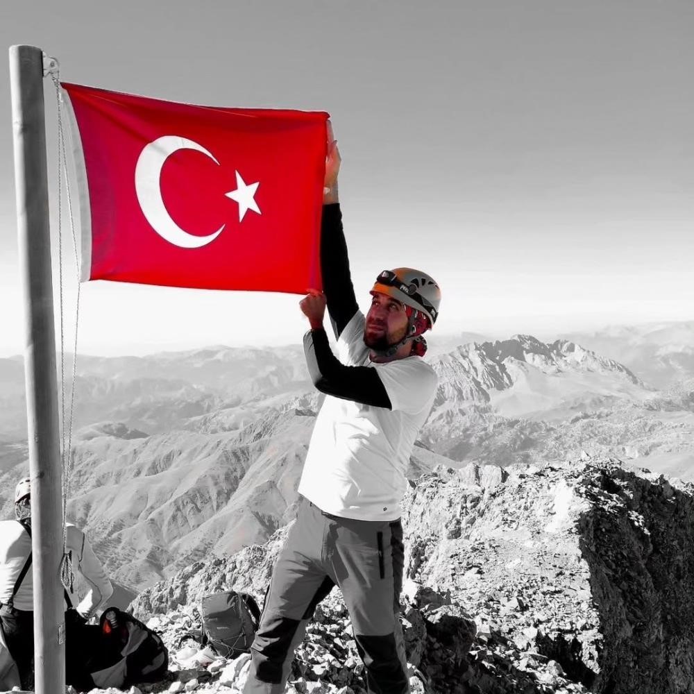 Erciyes’te zirve tırmanışında uçurumdan düşerek hayatını kaybeden dağcı arama kurtarma ceketi ile son yolculuğuna uğurlandı