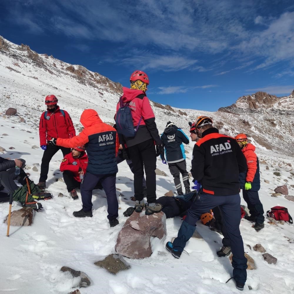 Erciyes’te zirve tırmanışında uçurumdan düşerek hayatını kaybeden dağcı arama kurtarma ceketi ile son yolculuğuna uğurlandı