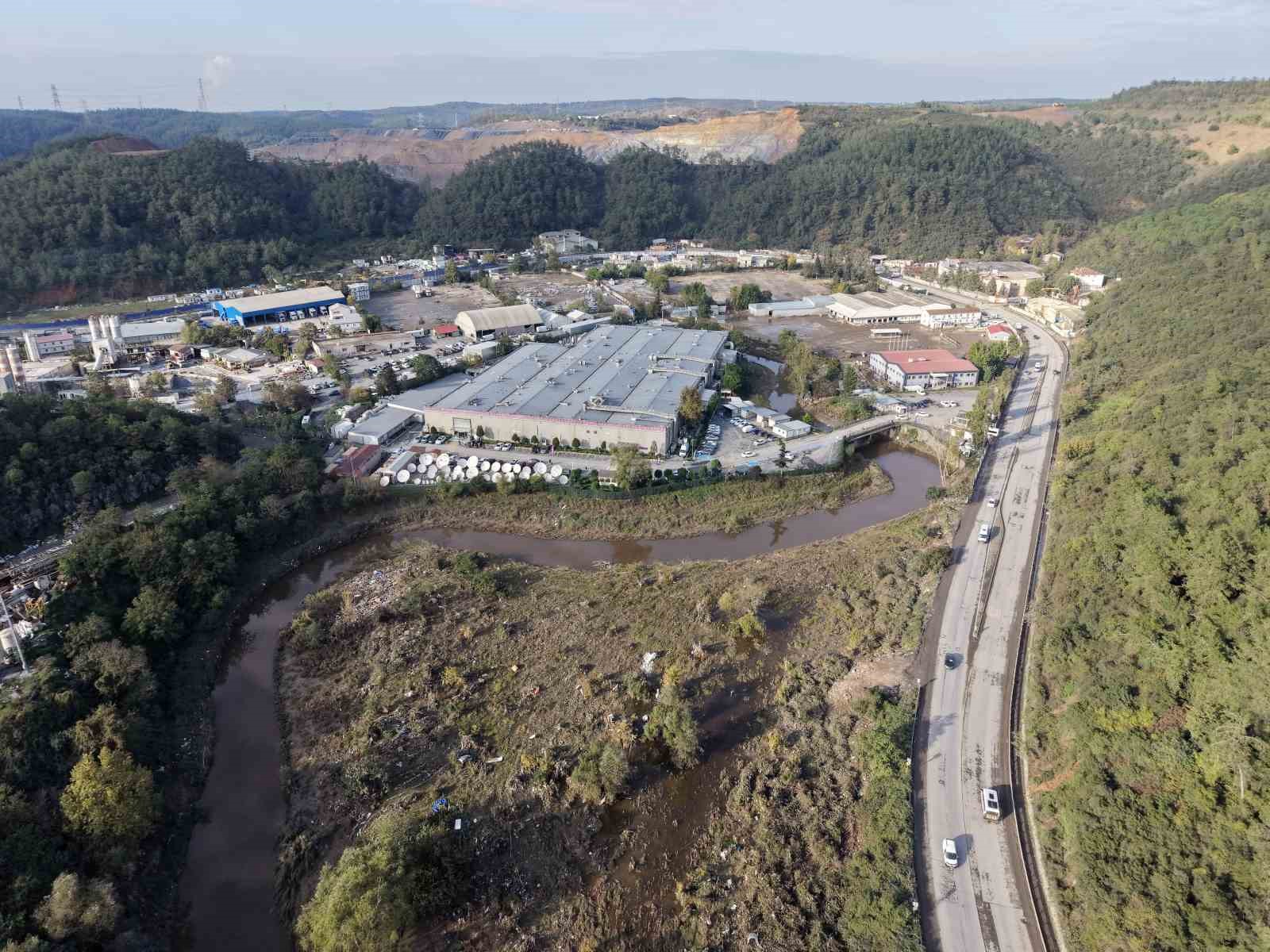 Felakete neden olan dere yatağına yapılmış geniş binalar havadan görüntülendi