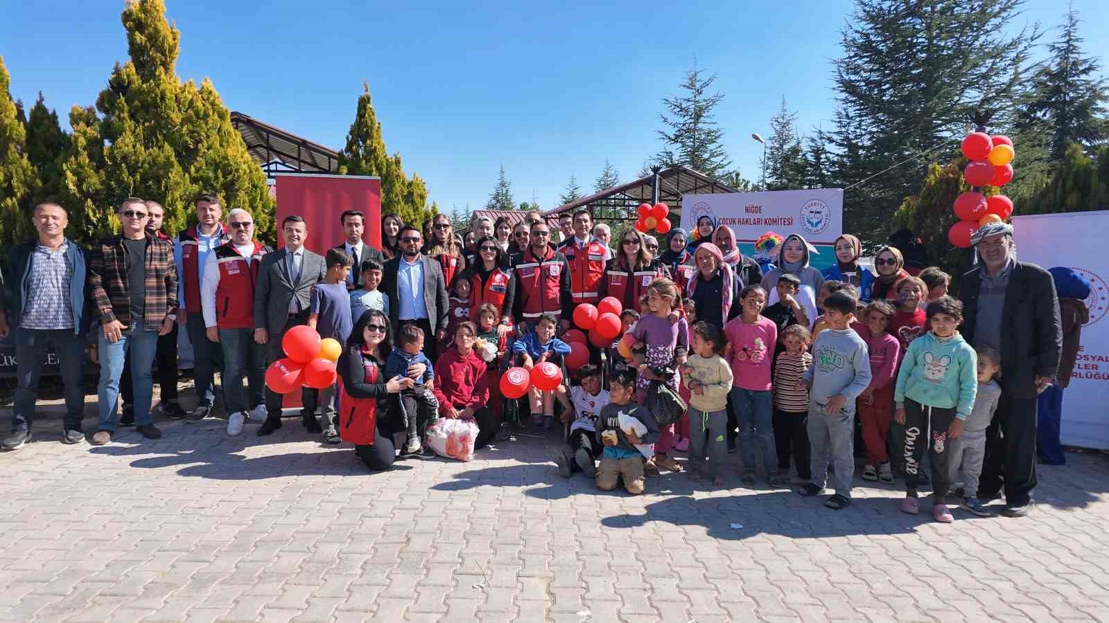 Niğde’de mevsimlik tarım işçilerinin çocukları gönüllerince eğlendi