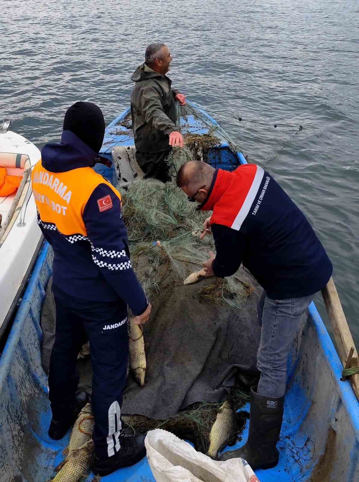 Beyşehir Gölünde avlanan balıkların boyunu kontrol ettiler