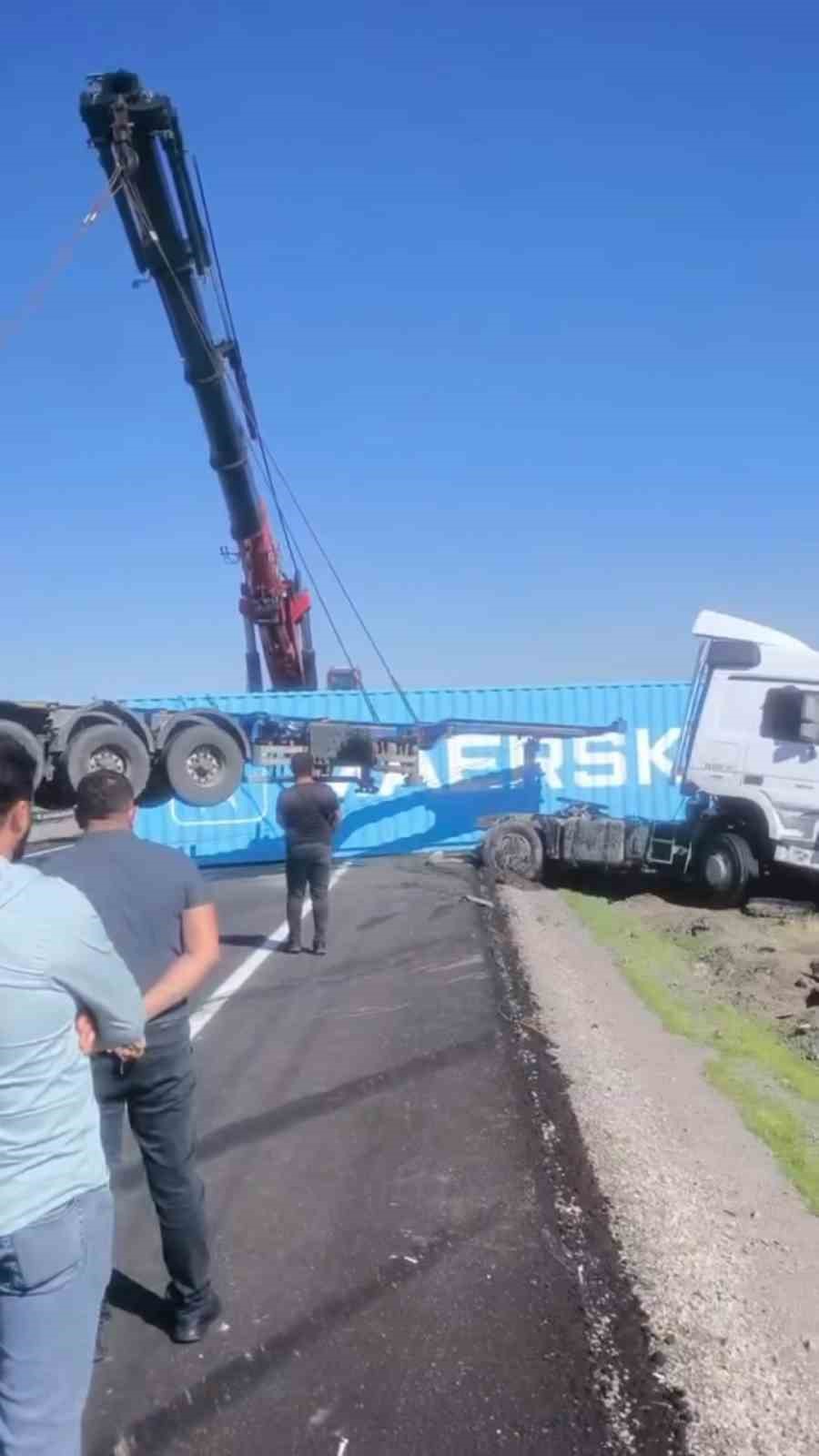 Siverek’te kontrolden çıkan tırın sürücüsü yaralandı