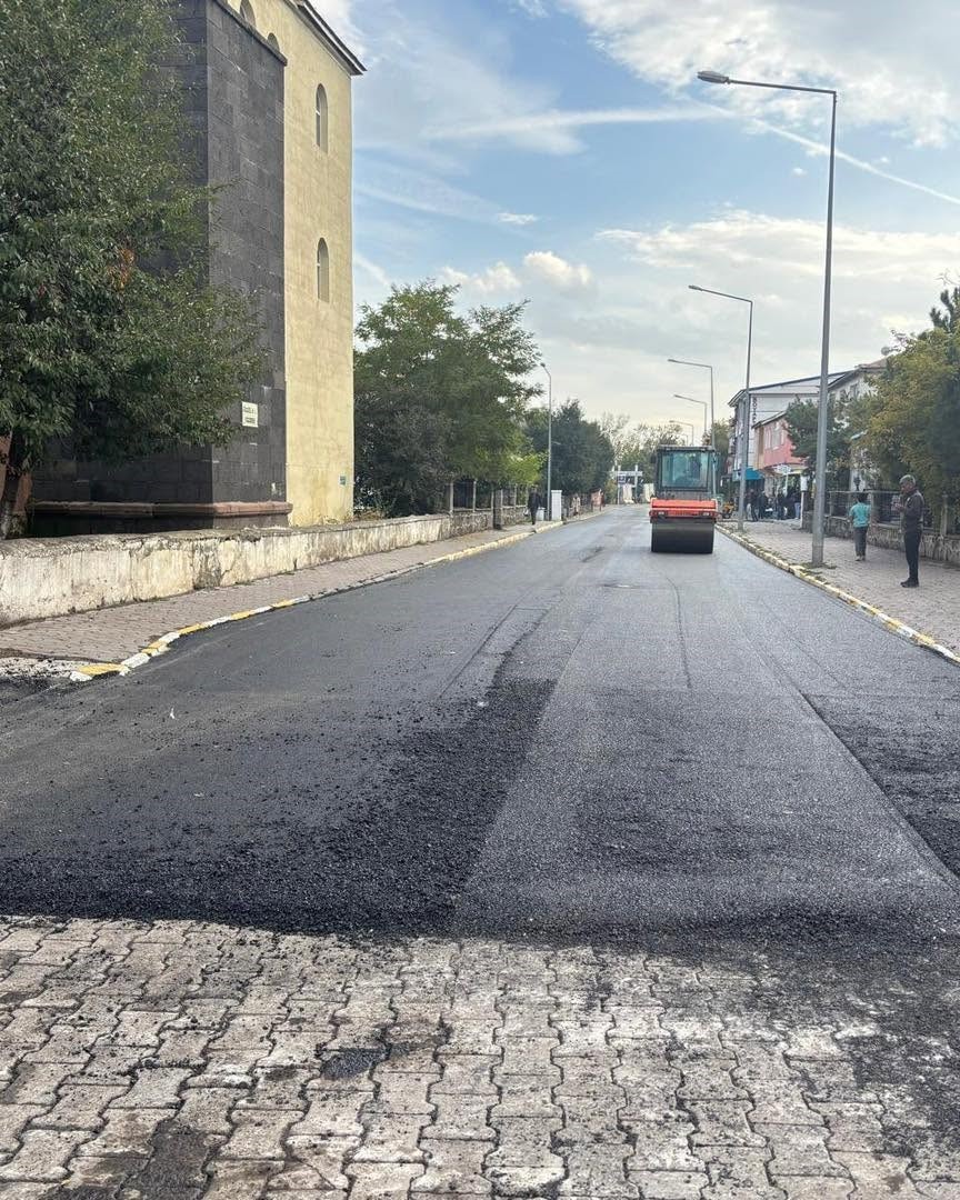Arpaçay’da vatandaşlar sıcak asfalta kavuştu