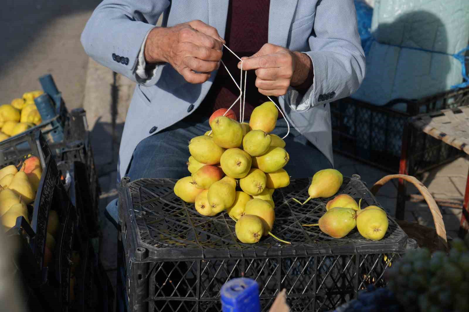 Muş’ta 40 yıllık gelenek: Güz armutlarını ipe dizerek saklıyor