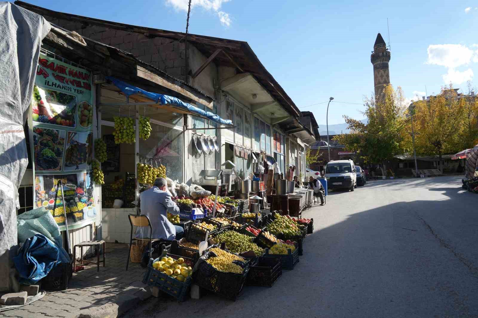 Muş’ta 40 yıllık gelenek: Güz armutlarını ipe dizerek saklıyor