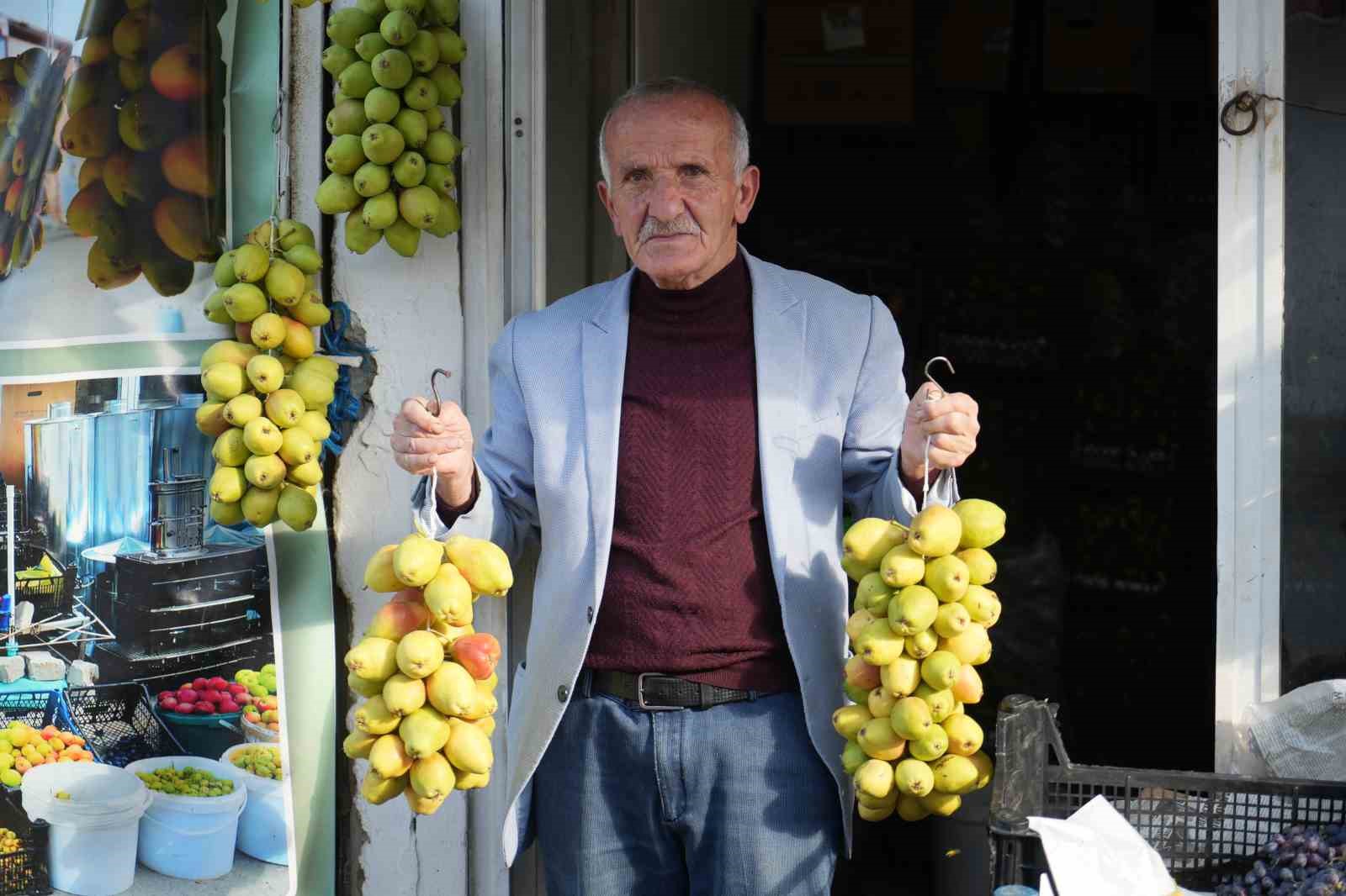Muş’ta 40 yıllık gelenek: Güz armutlarını ipe dizerek saklıyor