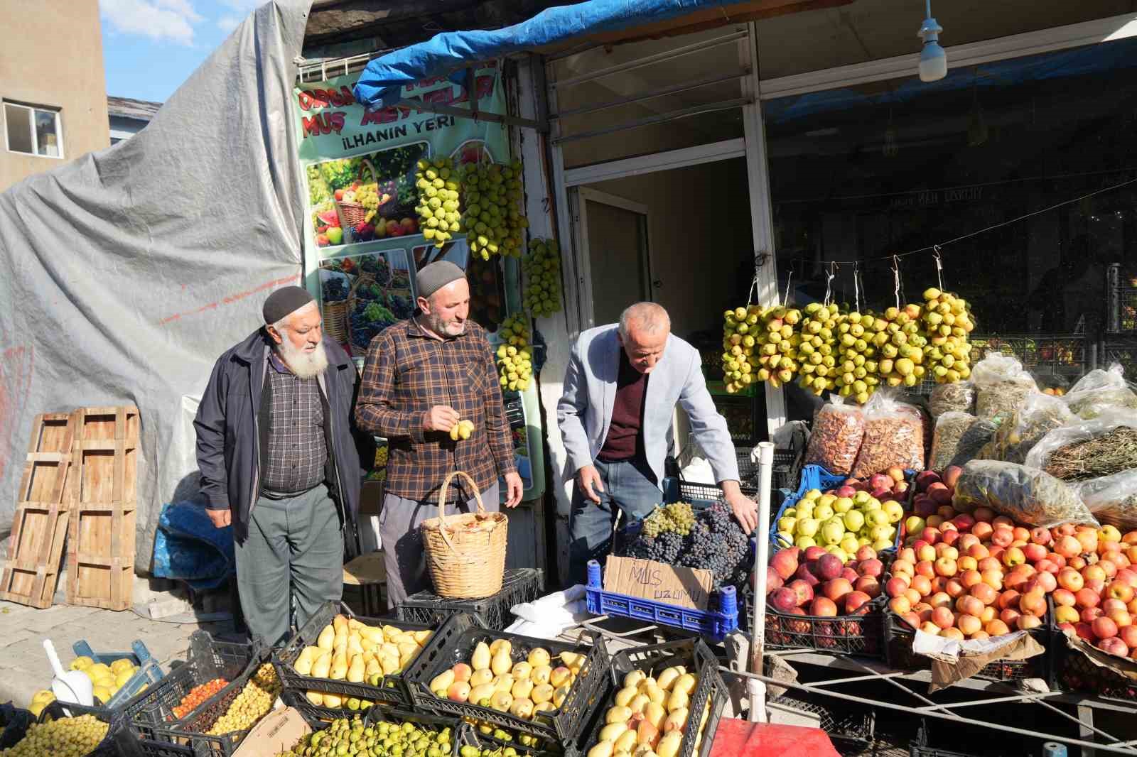 Muş’ta 40 yıllık gelenek: Güz armutlarını ipe dizerek saklıyor