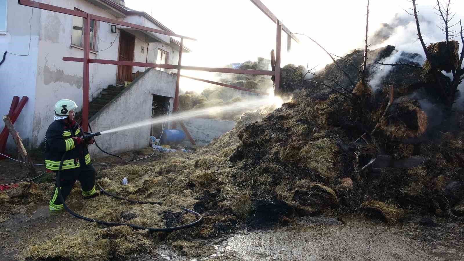 Kastamonu’da çıkan yangında 8 bin balya samanı küle döndü