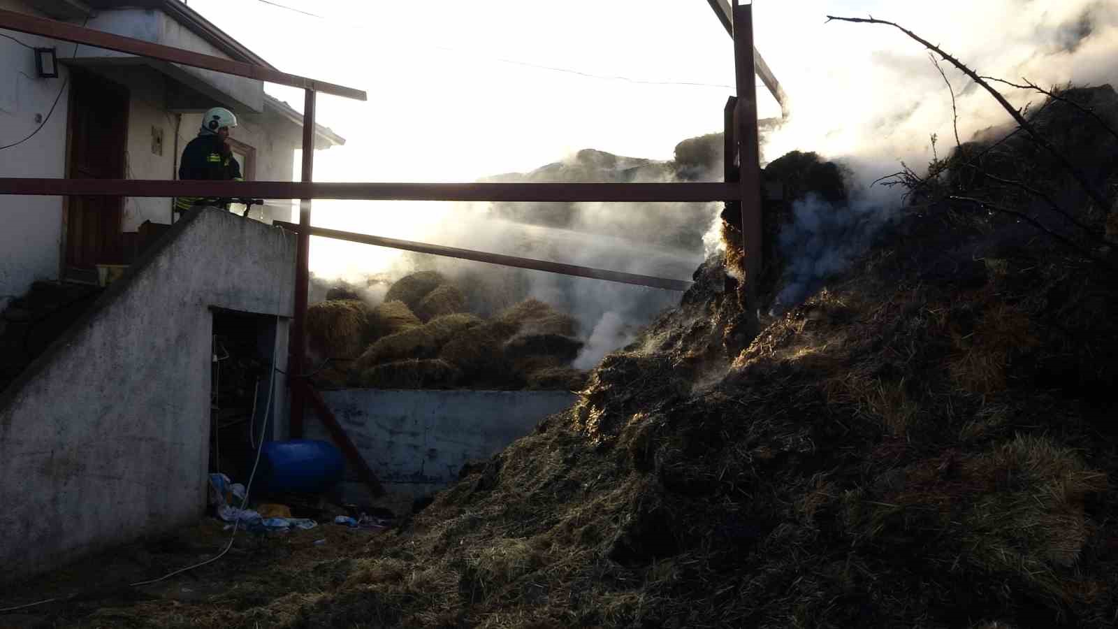 Kastamonu’da çıkan yangında 8 bin balya samanı küle döndü