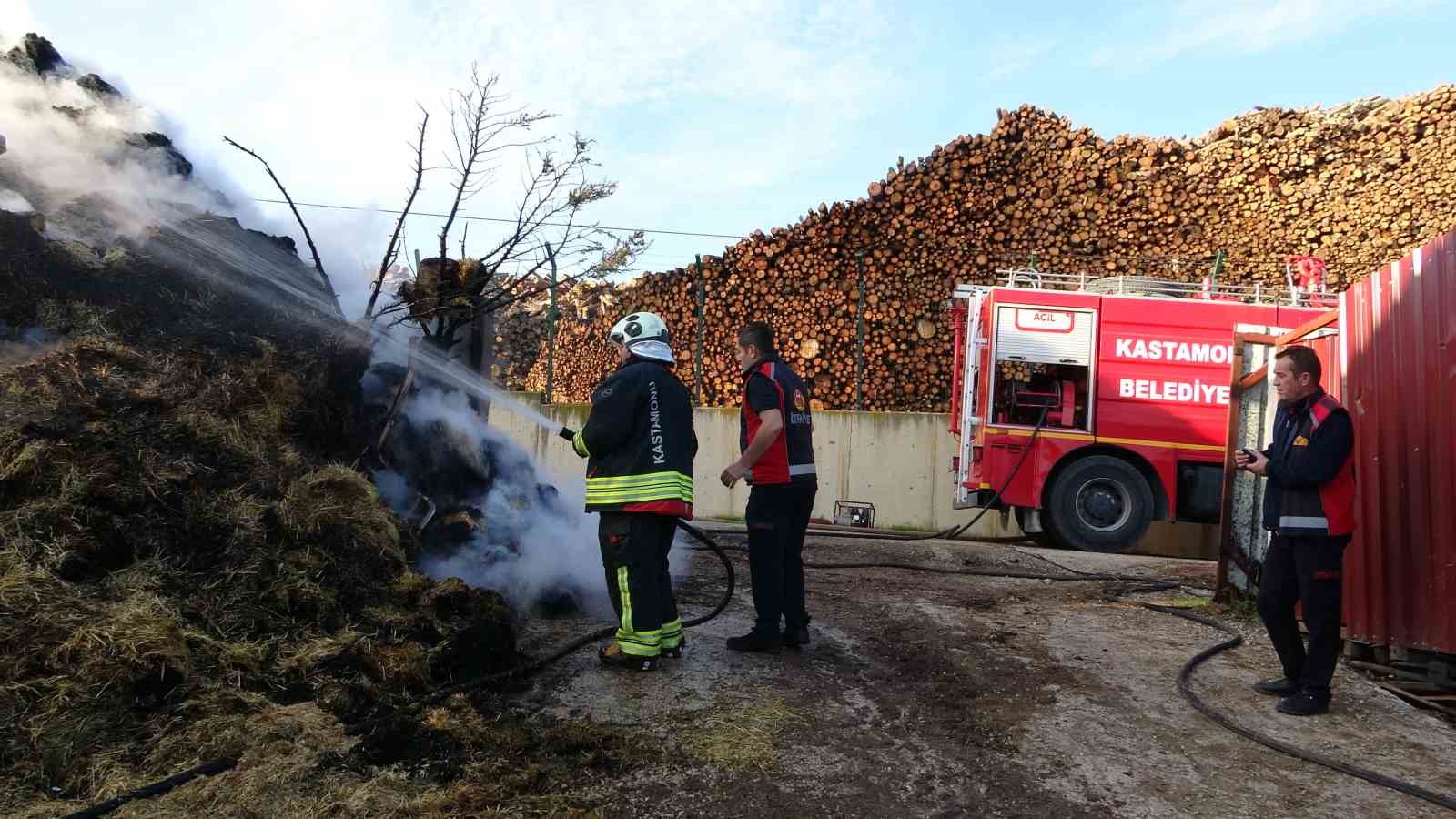 Kastamonu’da çıkan yangında 8 bin balya samanı küle döndü