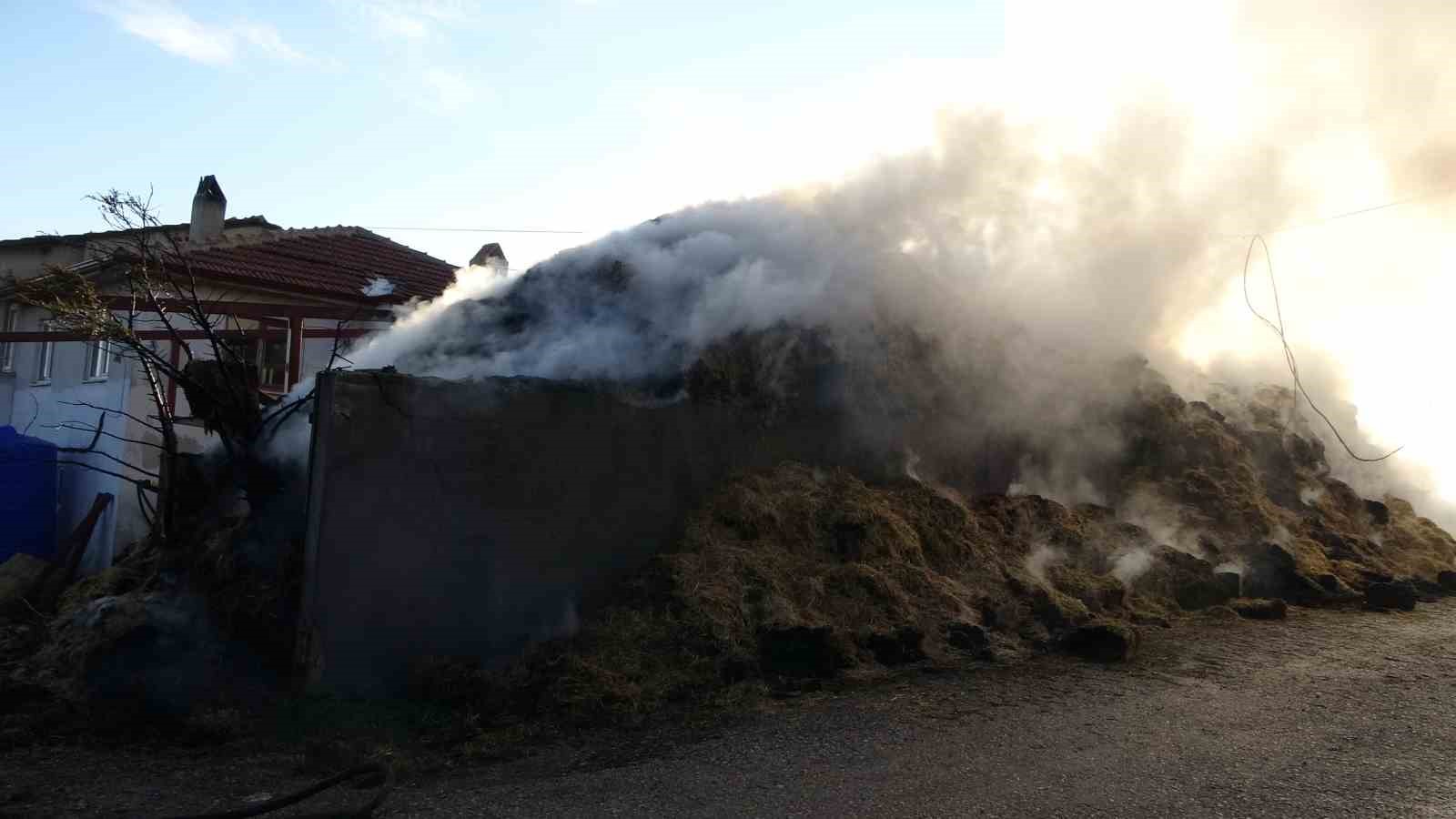 Kastamonu’da çıkan yangında 8 bin balya samanı küle döndü