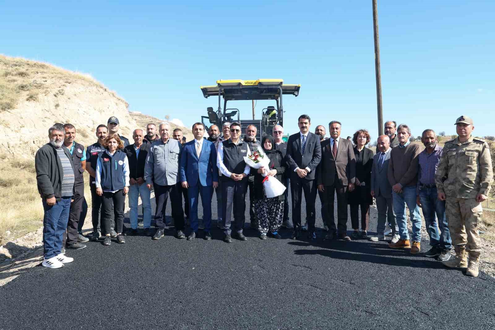 Tunceli’de huzurun yolu sıcak asfaltla döşeniyor
