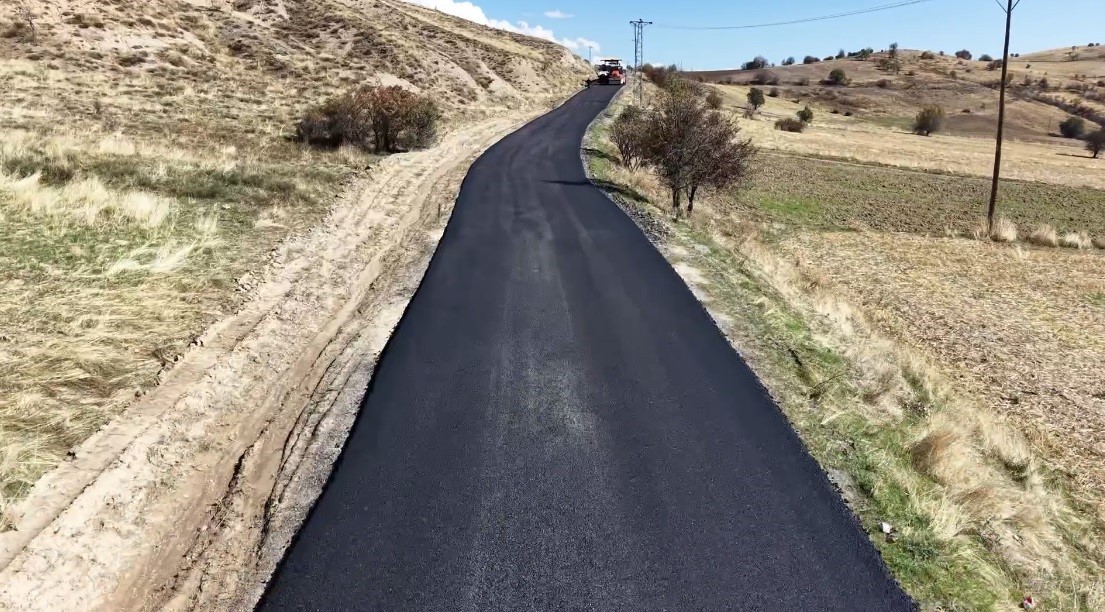 Tunceli’de huzurun yolu sıcak asfaltla döşeniyor