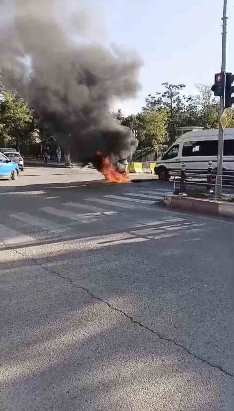 Siirt’te hafif ticari araç ile çarpışan motosiklet alevlere teslim oldu
