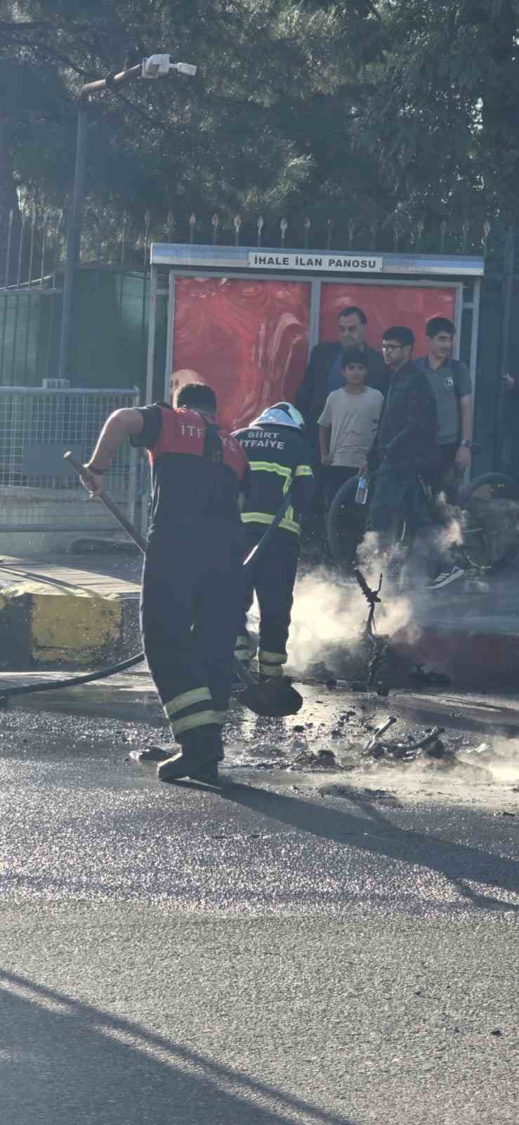 Siirt’te hafif ticari araç ile çarpışan motosiklet alevlere teslim oldu