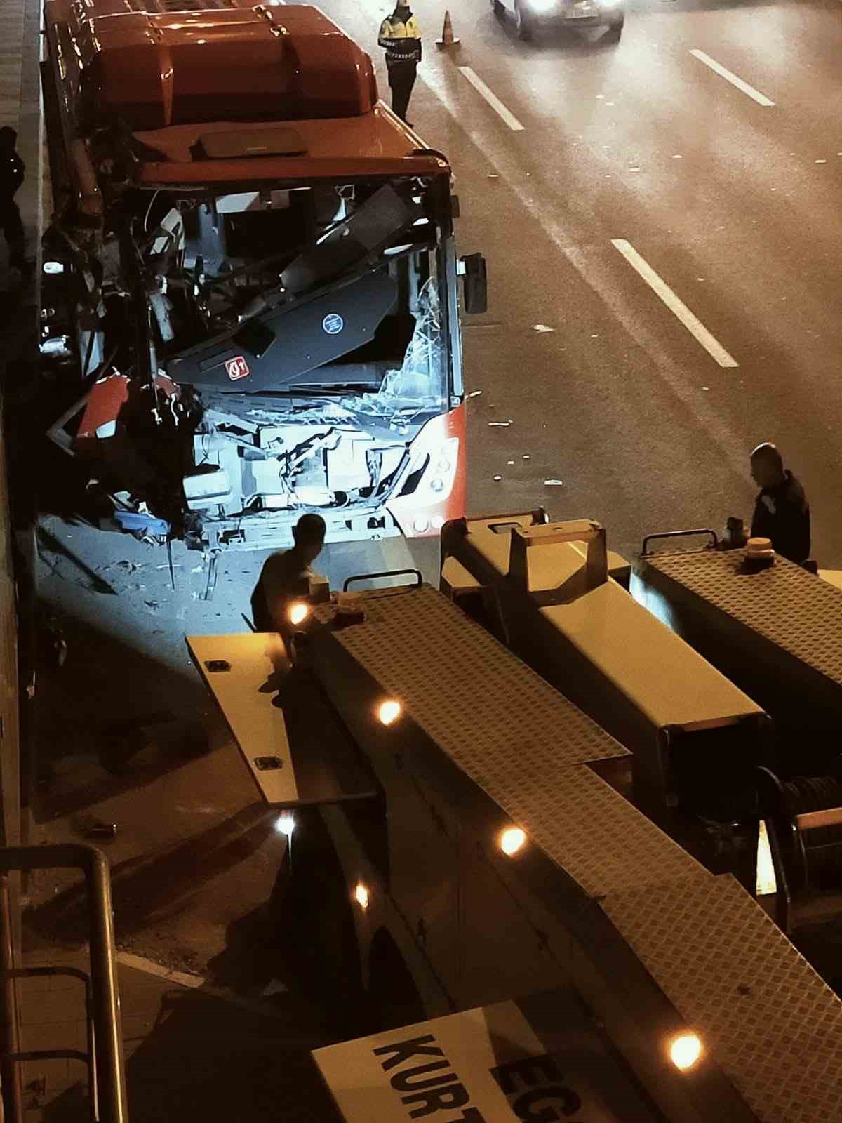 EGO otobüsü üst geçit asansörüne çarptı: 24 yaralı