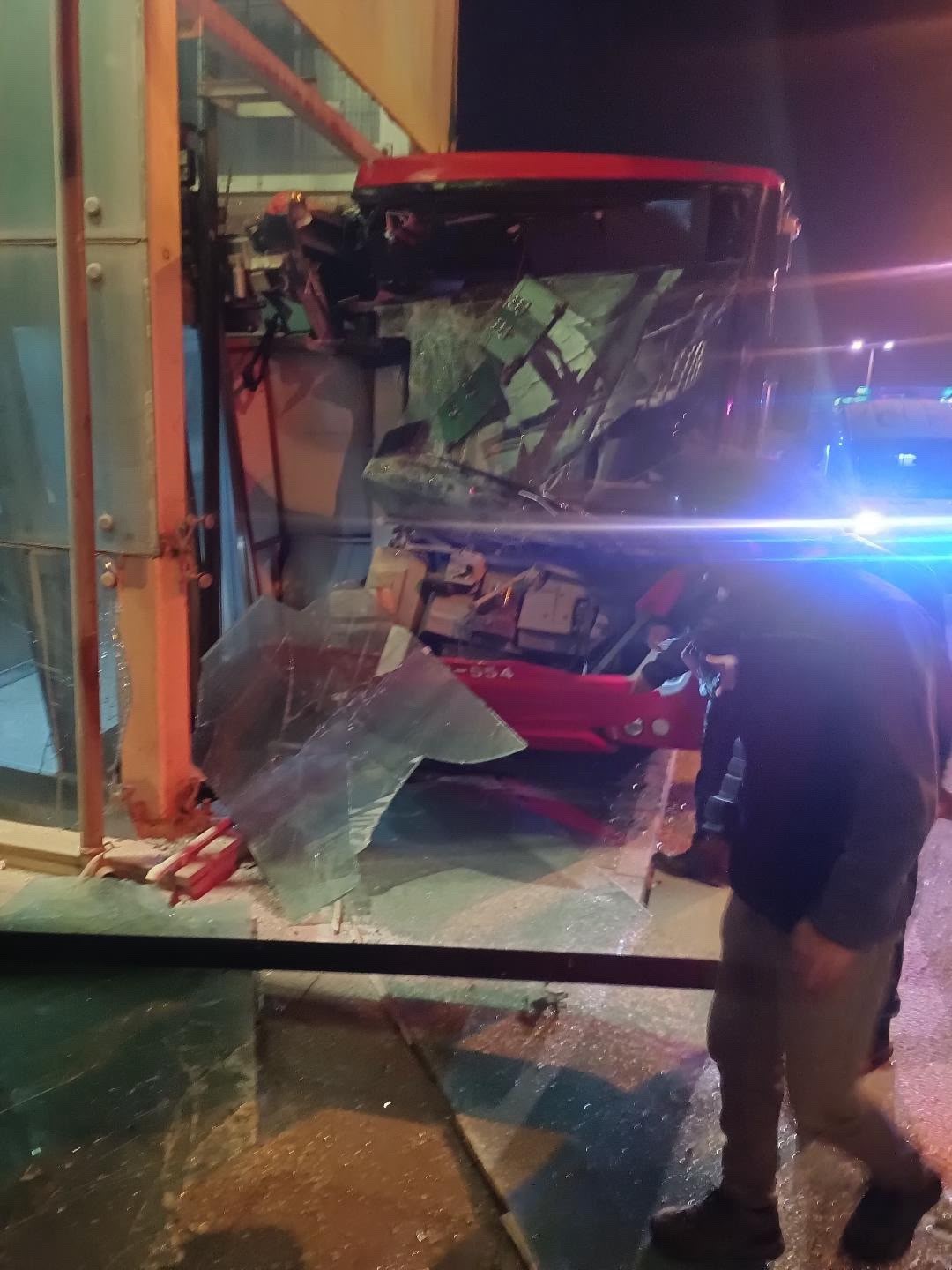 EGO otobüsü üst geçit asansörüne çarptı: 24 yaralı