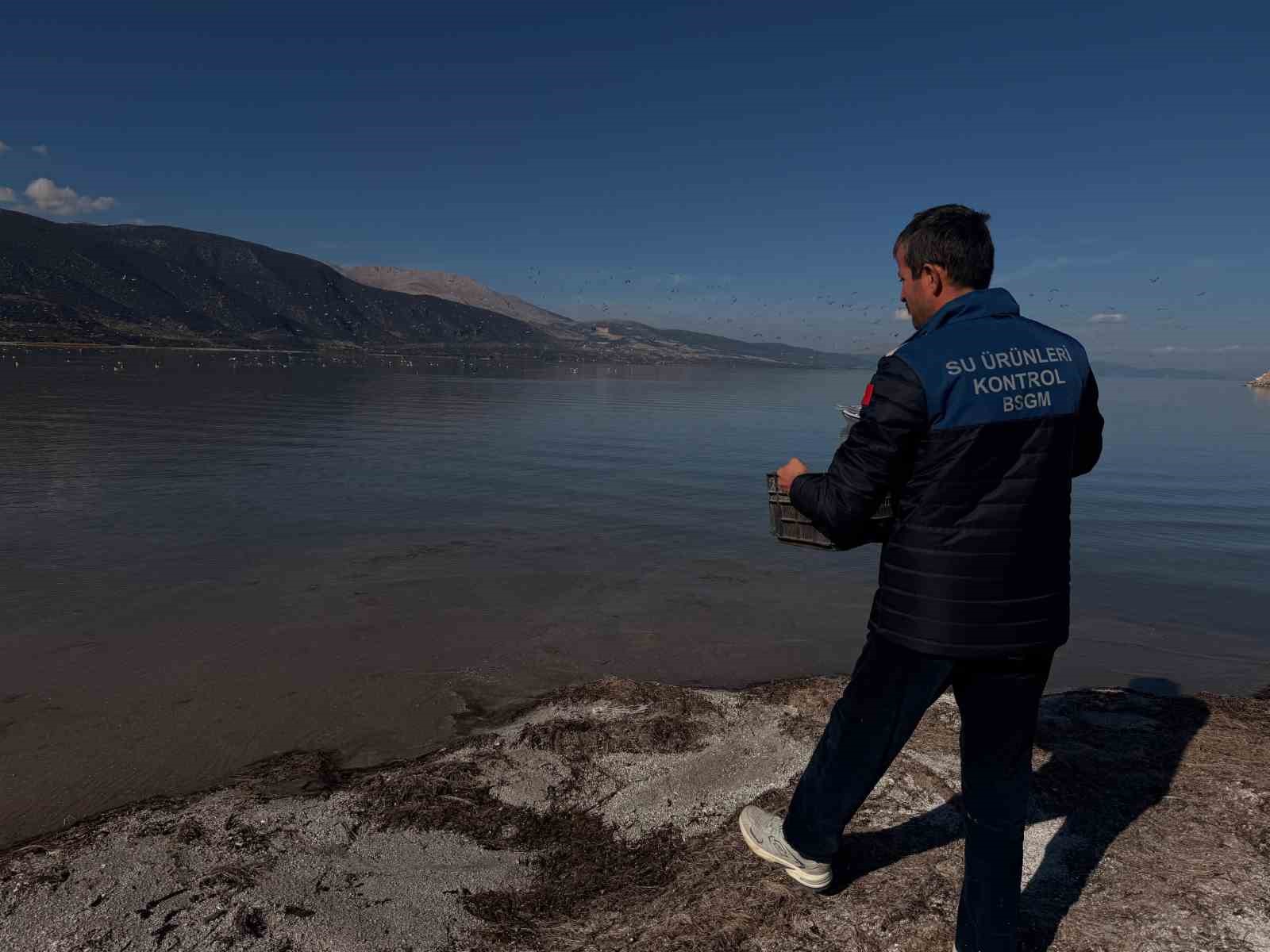 Eğirdir’de yol denetiminde 50 kilo gümüşi havuz balığı ele geçirildi