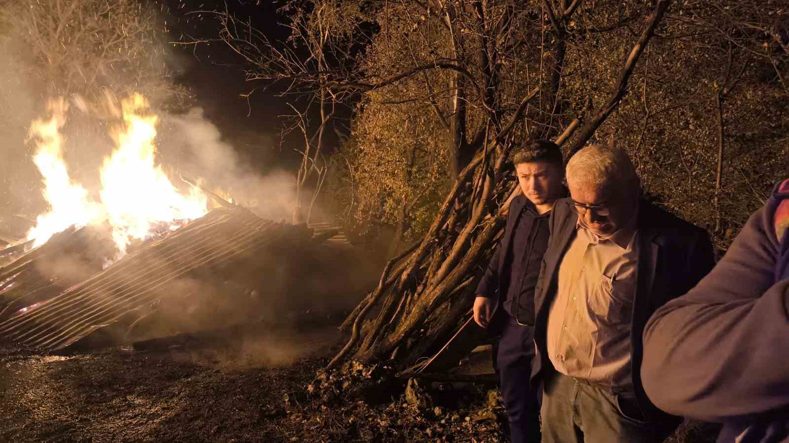 Şavşat’ta çıkan yangında ev, ahır ve samanlık yandı