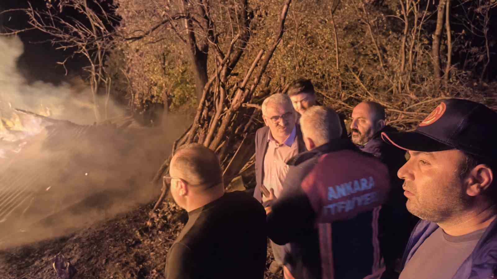 Şavşat’ta çıkan yangında ev, ahır ve samanlık yandı