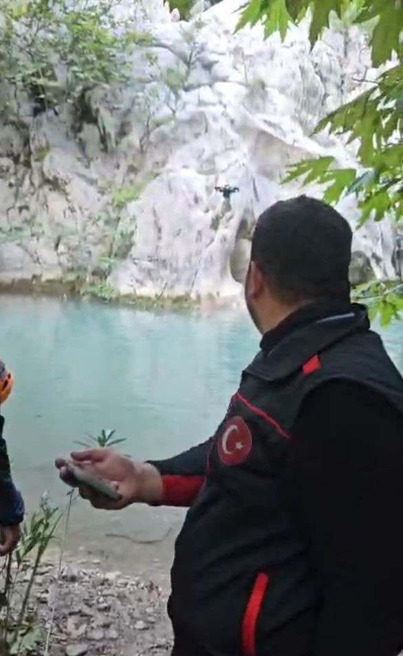 Yazılı Kanyon’da mahsur kalanlara dron ile ulaştırılan telsiz, kurtuluşun habercisi oldu