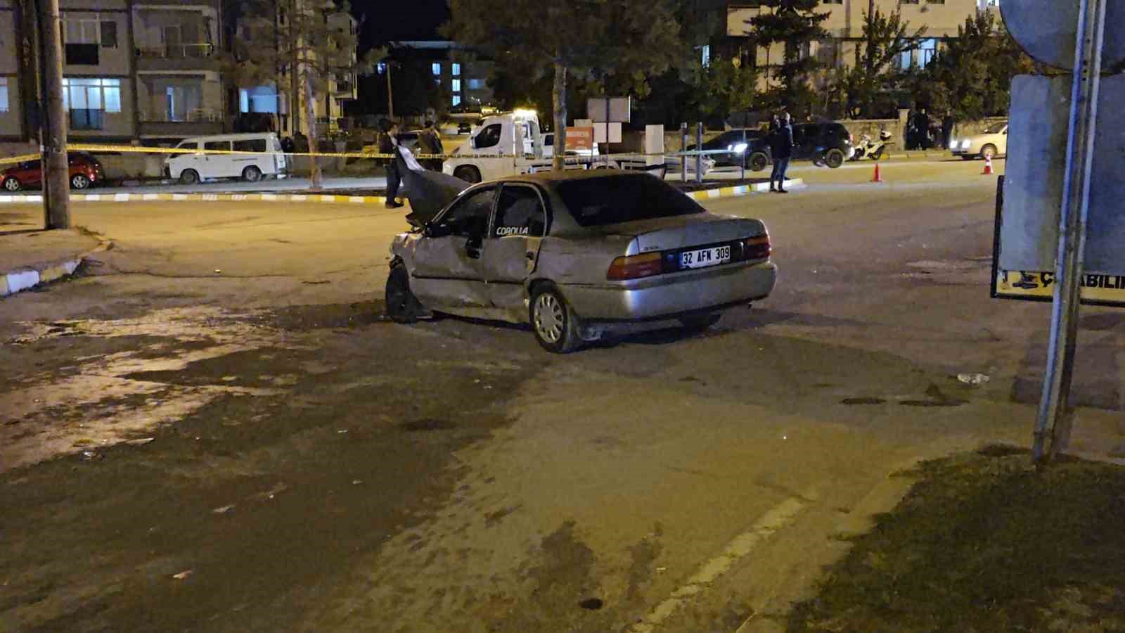 Isparta’da otomobiller kavşakta çarpıştı: 3 yaralı