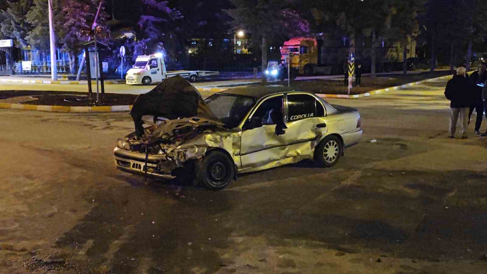 Isparta’da otomobiller kavşakta çarpıştı: 3 yaralı