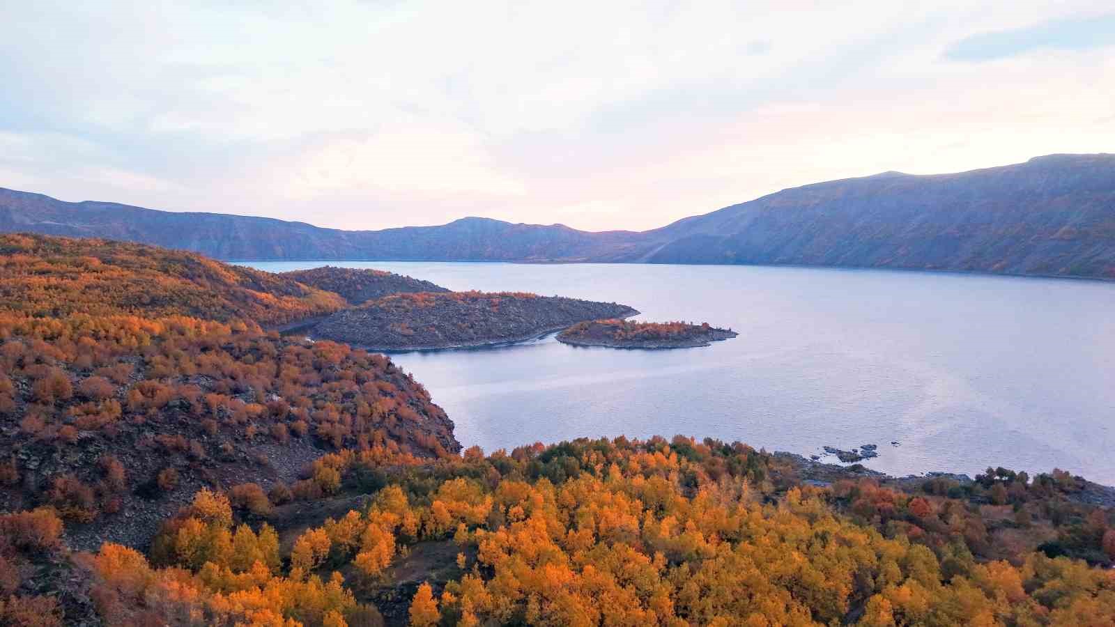 Nemrut Kalderası’nda sonbahar renkleri gün batımıyla bütünleşti