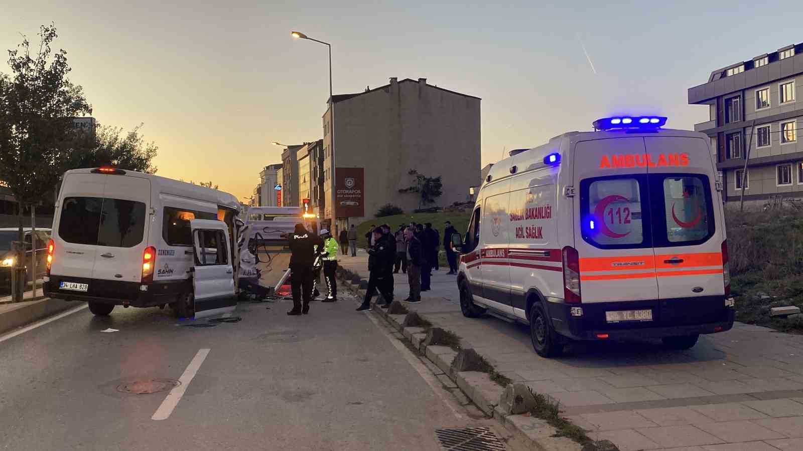Arnavutköy’de servis minibüsü hafriyat kamyonuna çarptı: 9 yaralı