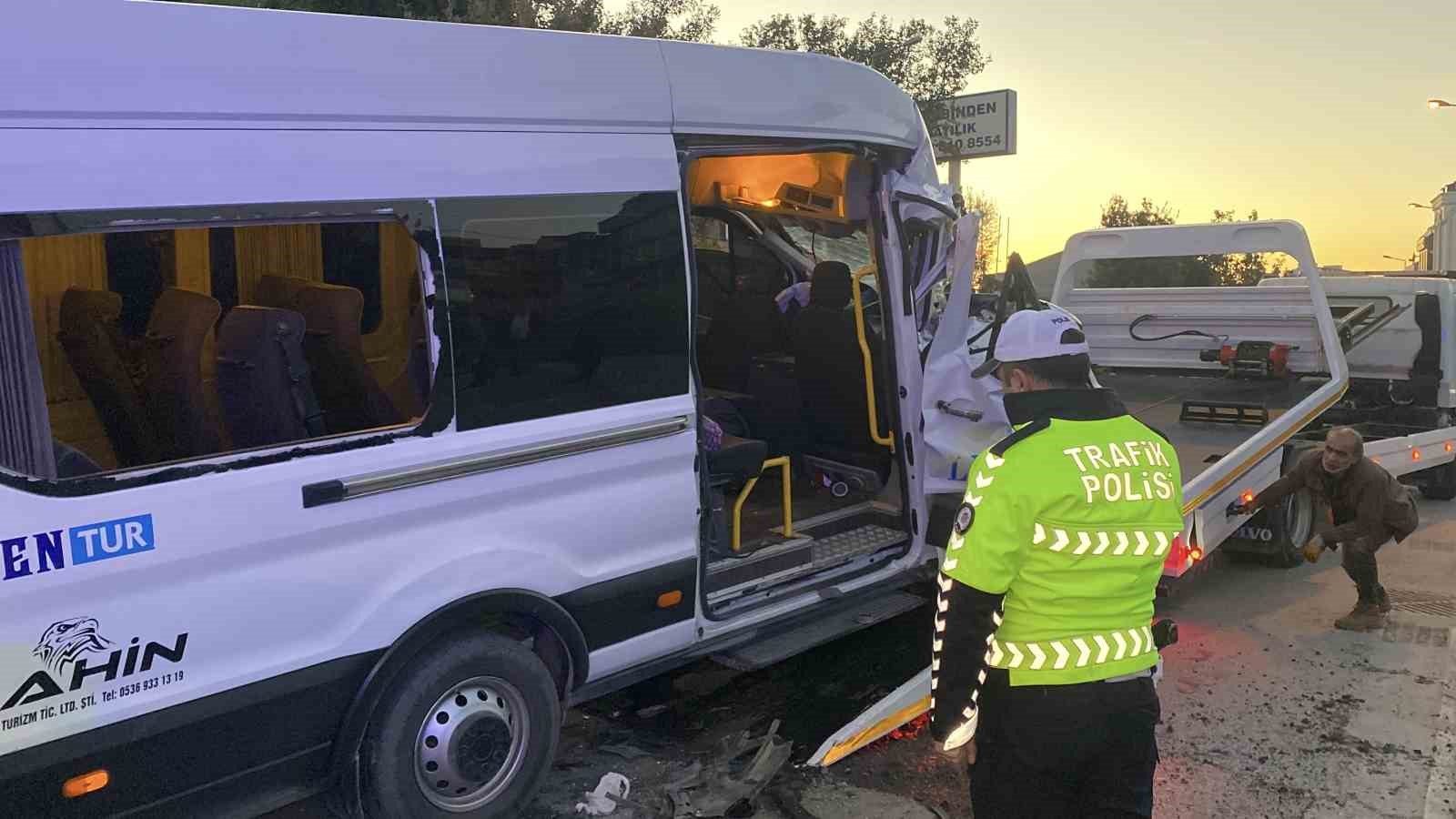 Arnavutköy’de servis minibüsü hafriyat kamyonuna çarptı: 9 yaralı