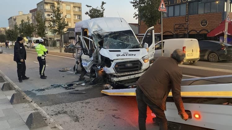 Arnavutköy’de servis minibüsü hafriyat kamyonuna çarptı: 9 yaralı