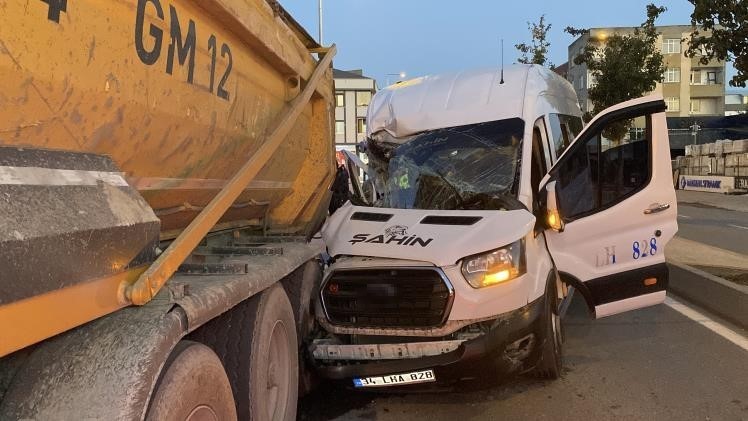 Arnavutköy’de servis minibüsü hafriyat kamyonuna çarptı: 9 yaralı