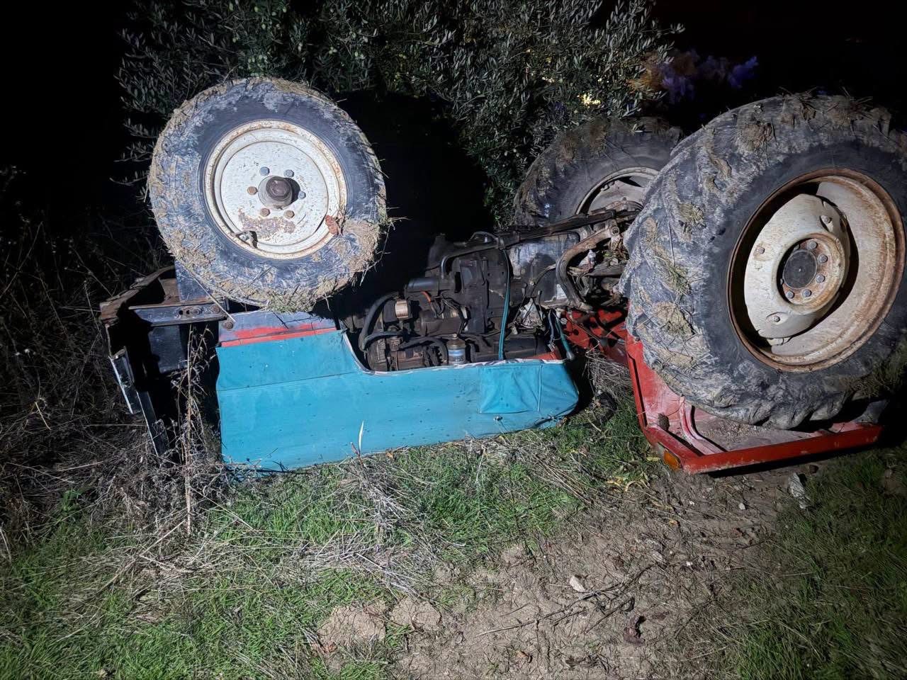 Altınözü’nde ters dönen traktörün altında kalan sürücü yaralandı