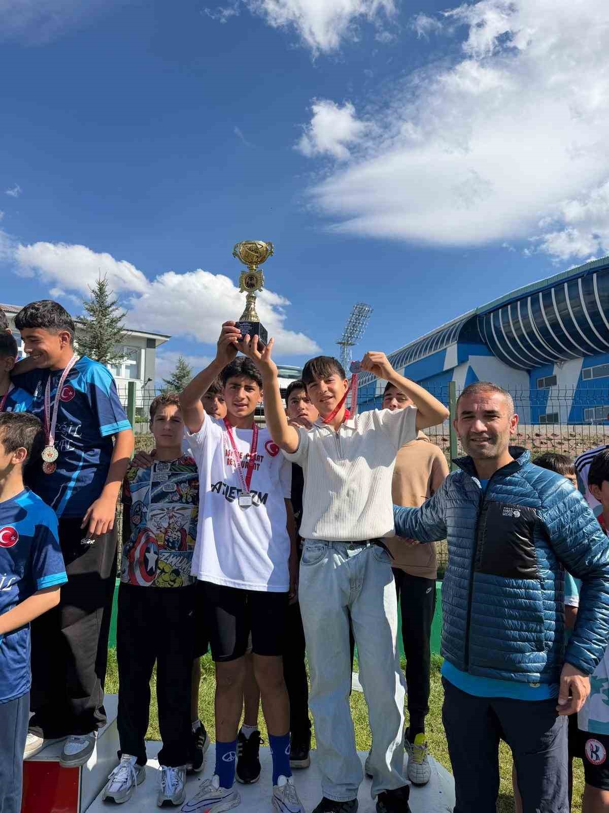 Aşkale YİBO’dan atletizmde kupa ve madalya başarısı