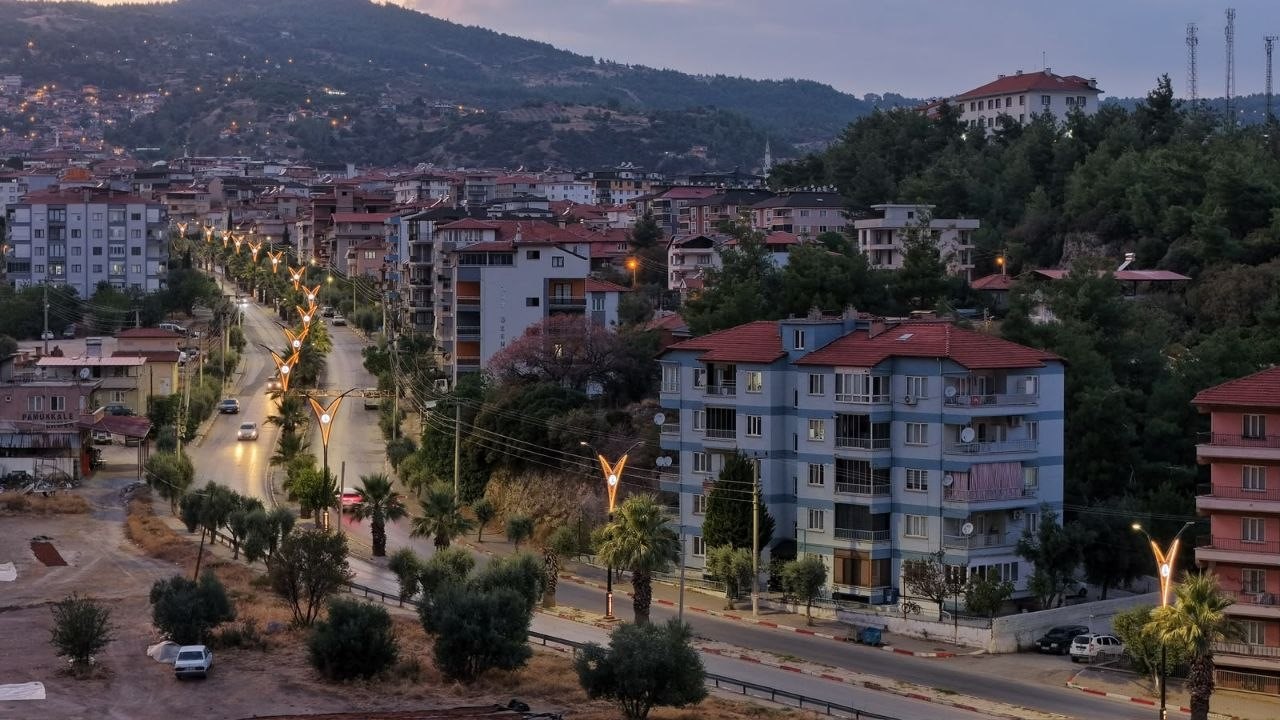 Denizli Büyükşehir, 10 kilometrelik hat ve 247 yeni direkle şehrin güzelliğine güzellik kattı