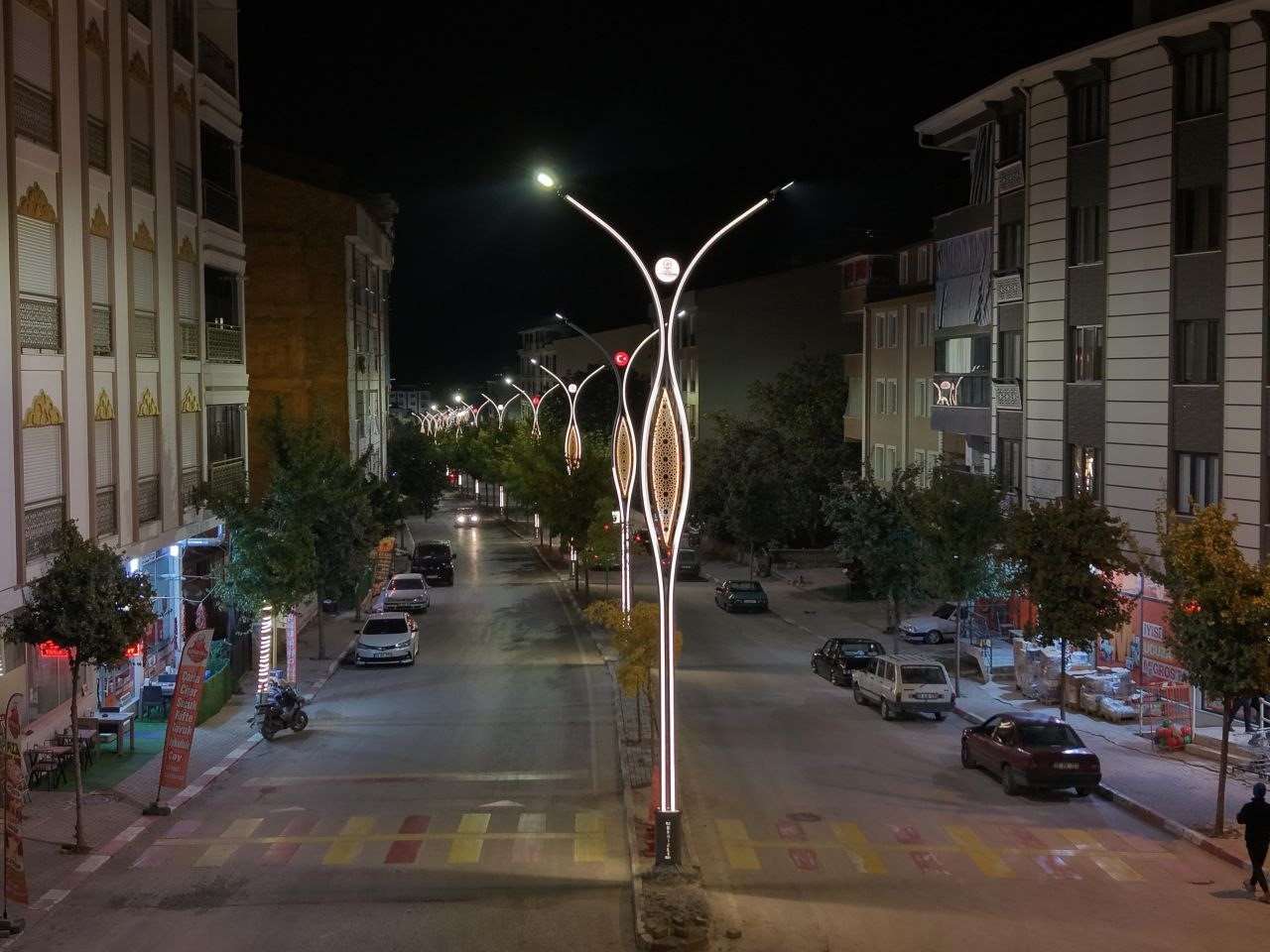 Denizli Büyükşehir, 10 kilometrelik hat ve 247 yeni direkle şehrin güzelliğine güzellik kattı