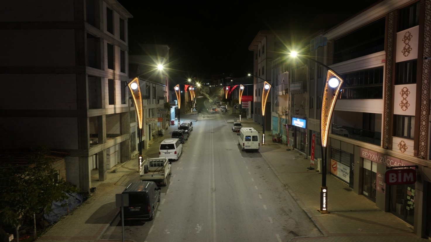 Denizli Büyükşehir, 10 kilometrelik hat ve 247 yeni direkle şehrin güzelliğine güzellik kattı
