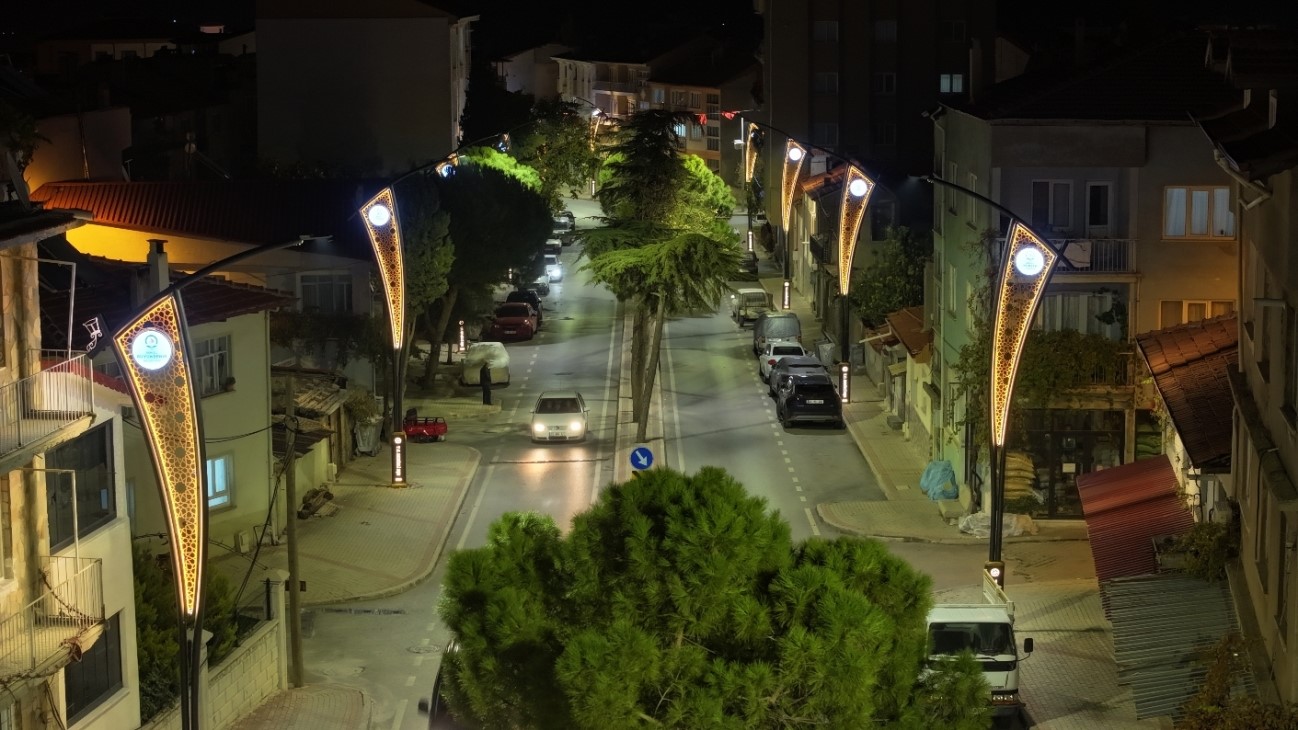 Denizli Büyükşehir, 10 kilometrelik hat ve 247 yeni direkle şehrin güzelliğine güzellik kattı
