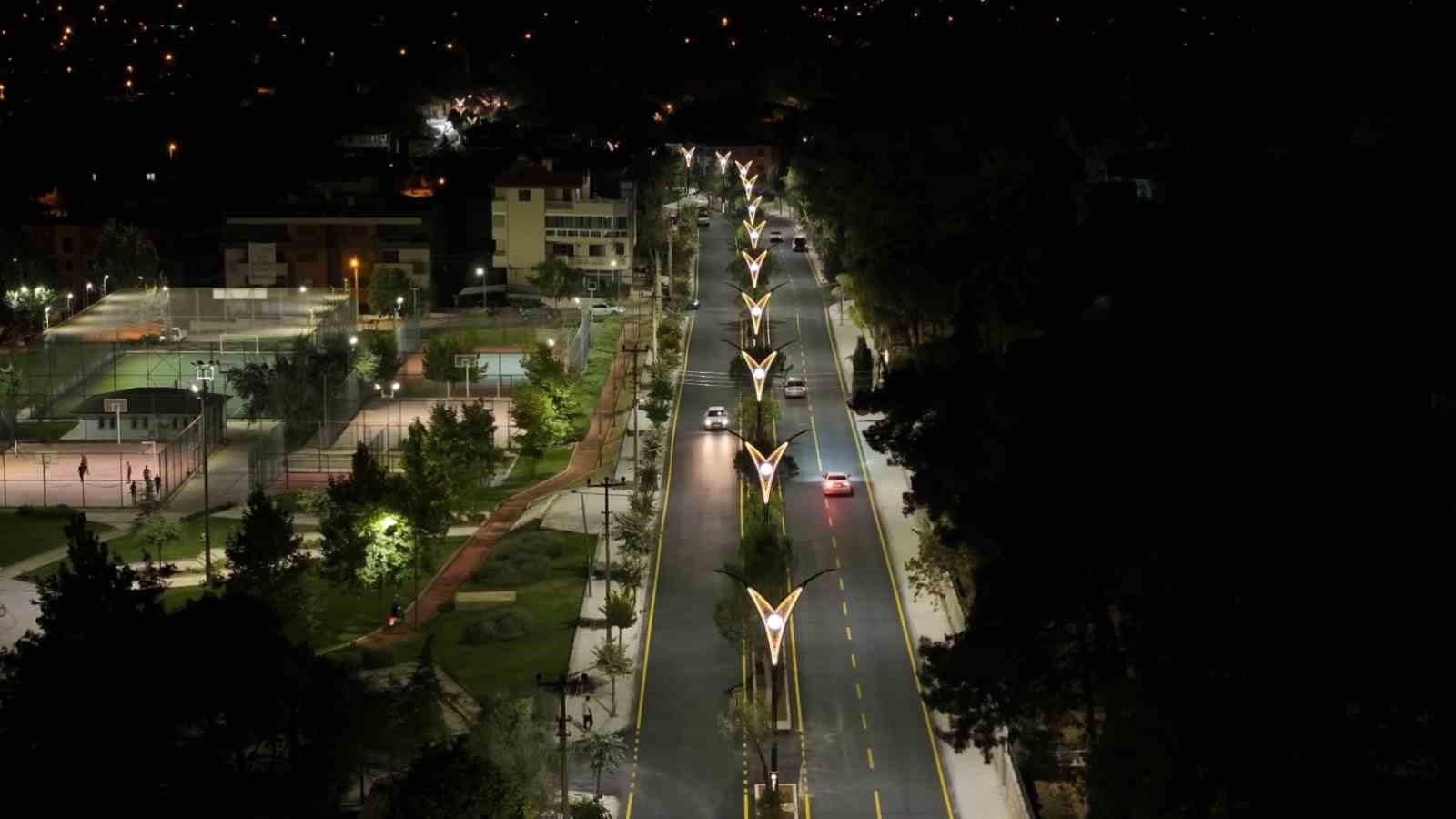 Denizli Büyükşehir, 10 kilometrelik hat ve 247 yeni direkle şehrin güzelliğine güzellik kattı